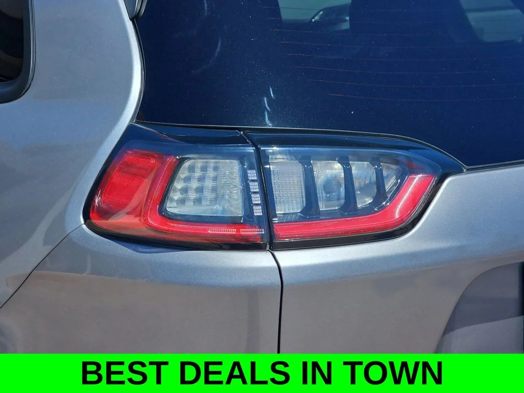Used 2021 Silver Jeep Latitude Plus image 39