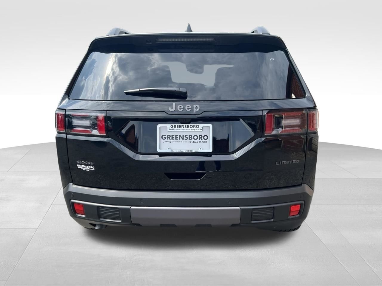 New 2026 Diamond Black Crystal Pearl-Coat Exterior Paint Jeep Limited image 4