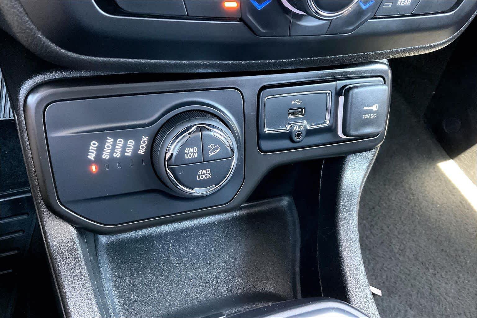 Used 2023 Alpine White Clearcoat Jeep Trailhawk image 31