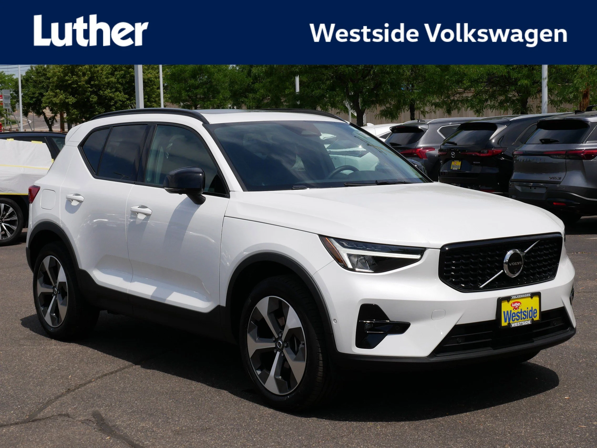 2024 Volvo XC40 B5 Plus Dark AWD's photo