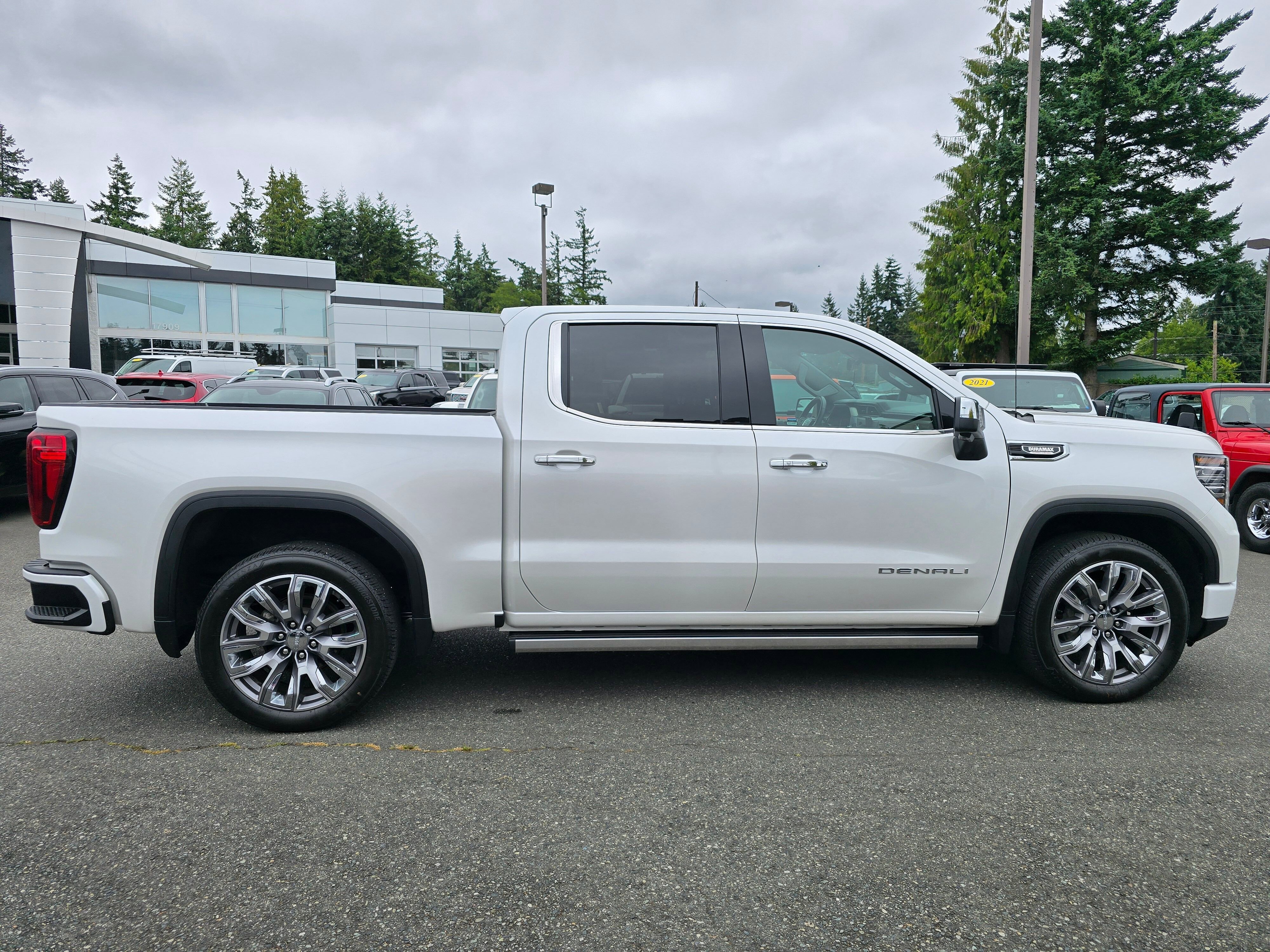 Used 2024 White Frost Tricoat GMC Denali image 8