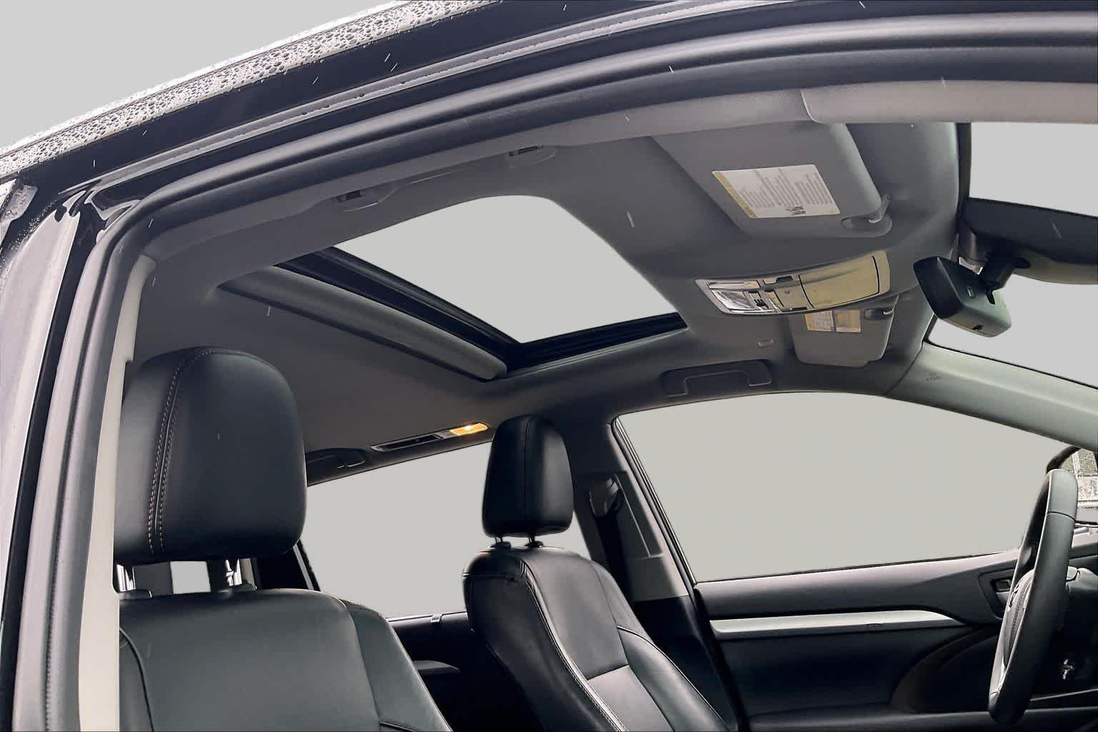 Used 2019 Midnight Black Metallic Toyota XLE image 13
