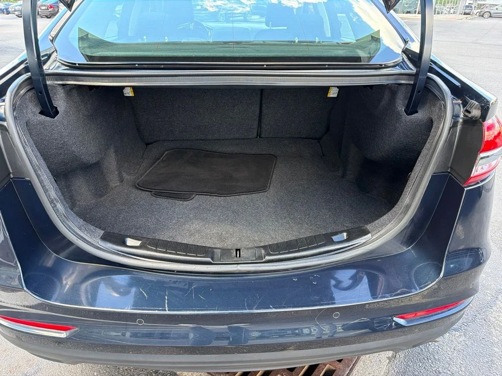 Used 2020 Blue Ford SE image 4