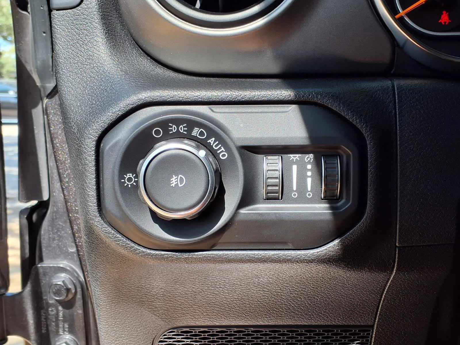 Used 2019  Jeep Sport S image 23