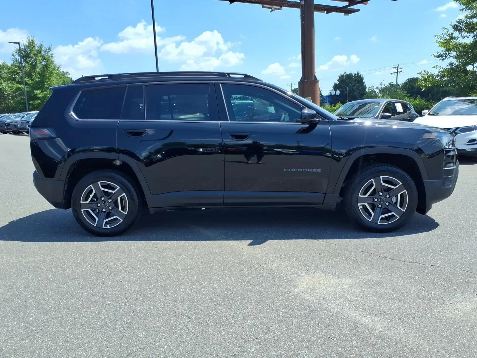 New 2026 Diamond Black Crystal Pearl-Coat Exterior Paint Jeep Laredo image 11