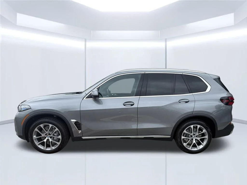 New 2026 Skyscraper Grey Metallic BMW sDrive40i image 3