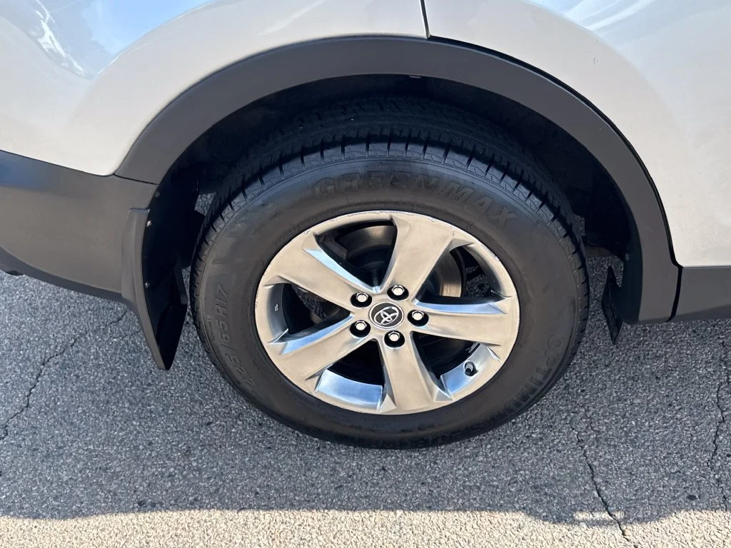 Used 2015 Silver Toyota XLE image 40