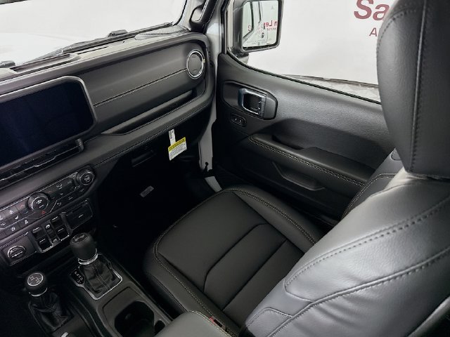 New 2026 Bright White Clear-Coat Exterior Paint Jeep Sahara image 23