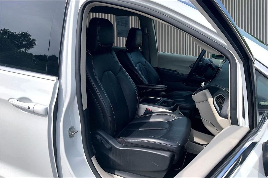 Used 2023 White Chrysler Touring L image 8