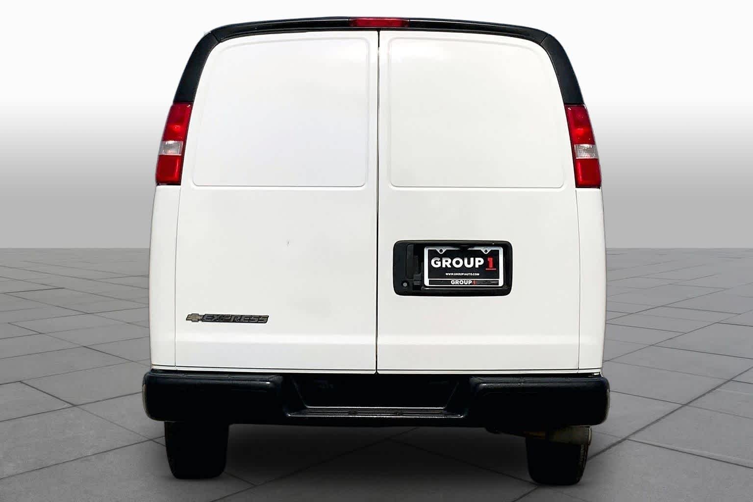 Used 2023 Summit White Chevrolet  image 5