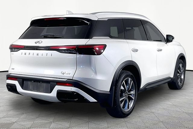Used 2023 White INFINITI LUXE image 5