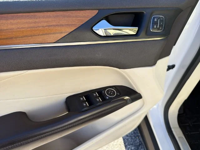 Used 2016 White Lincoln Reserve image 13