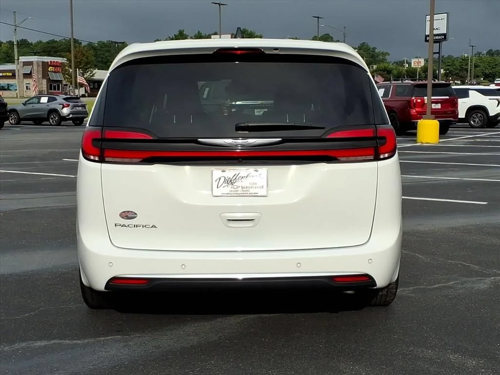 Used 2024 White Chrysler Touring L image 18