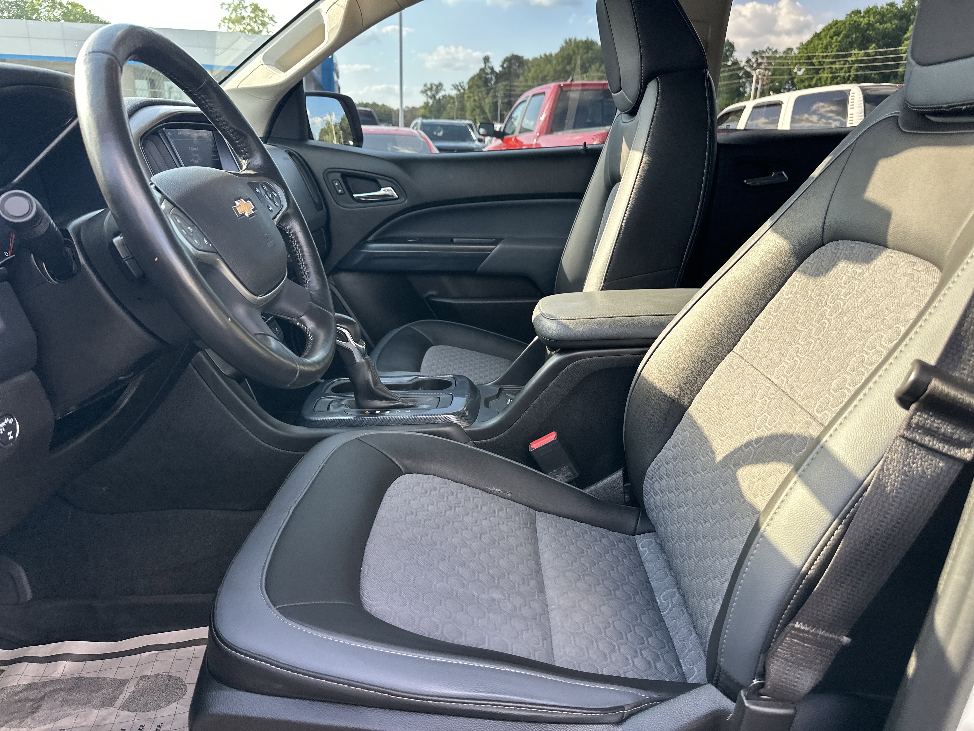 Used 2022 Summit White Chevrolet Z71 image 10