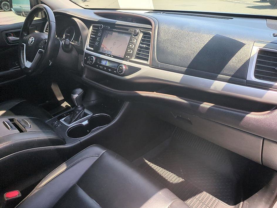 Used 2019 Celestial Silver Metallic Toyota XLE image 34