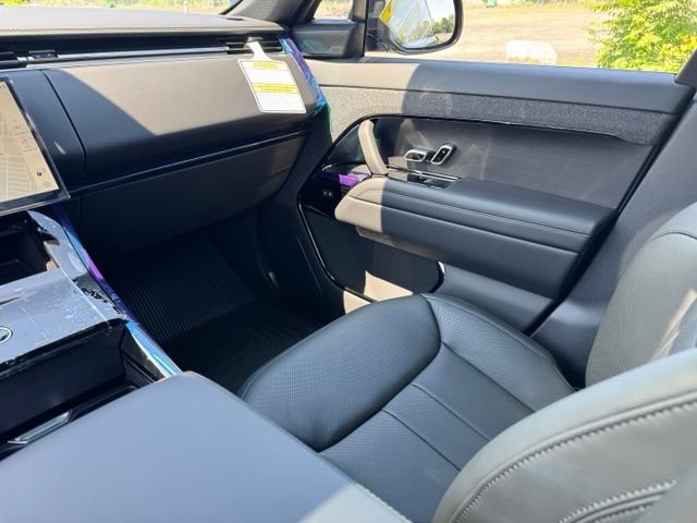 New 2026 Santorini Black Land Rover Dynamic SE image 12