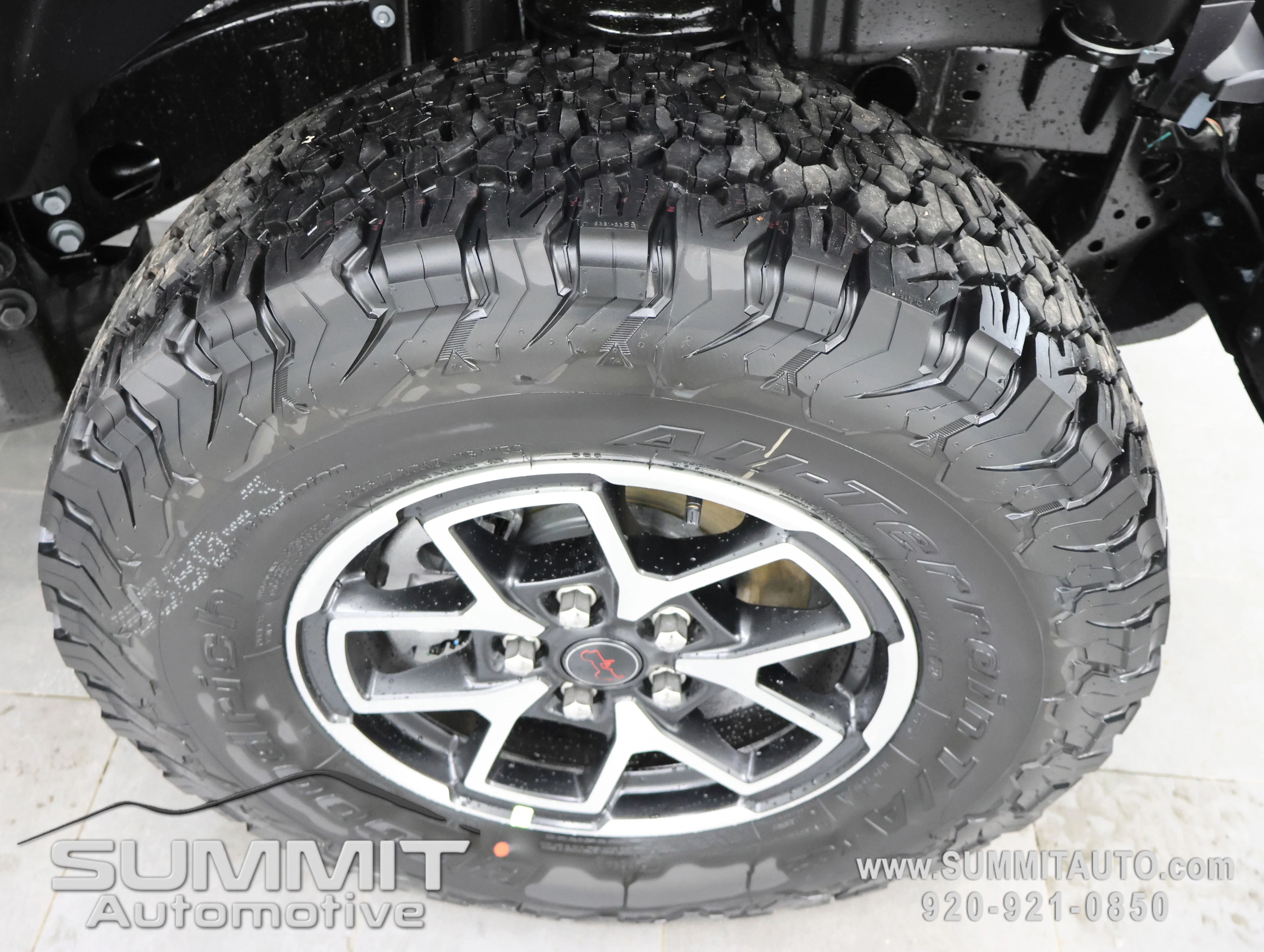 New 2026 Granite Crystal Metallic Clear-Coat Exterior Paint Jeep Rubicon image 3
