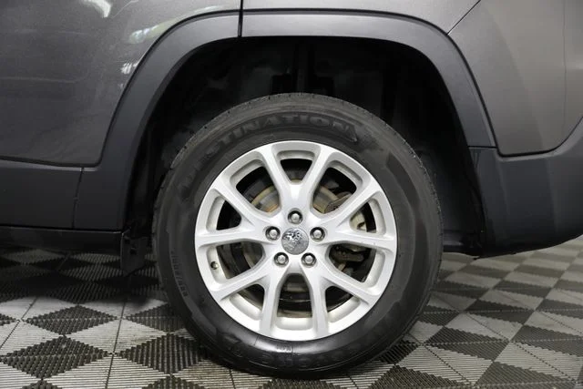 Used 2018 Gray Jeep Latitude Plus image 32