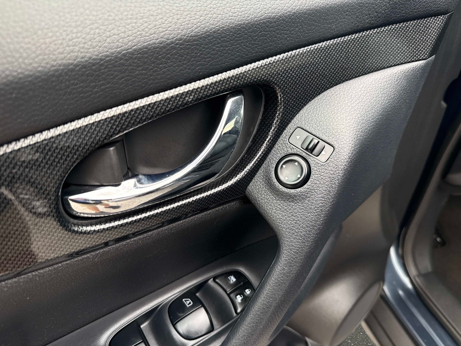 Used 2014 Graphite Blue Nissan SL image 17
