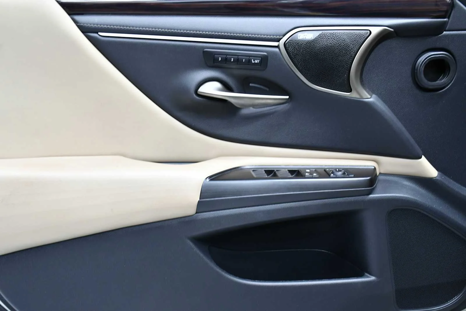 Used 2019 Moonbeam Beige Metallic Lexus Ultra Luxury image 14