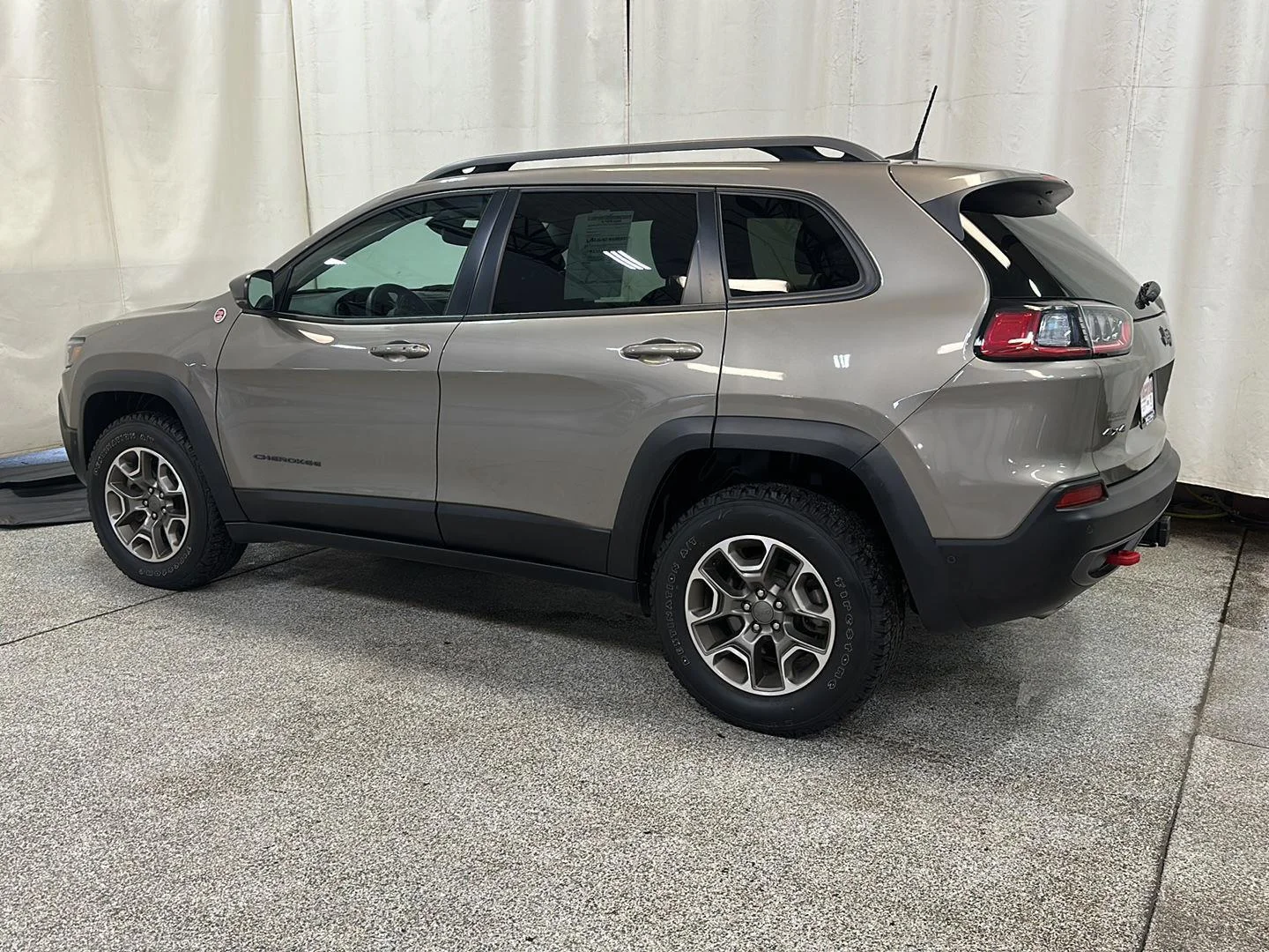 Used 2021 Olive Green Pearlcoat Jeep Trailhawk image 3