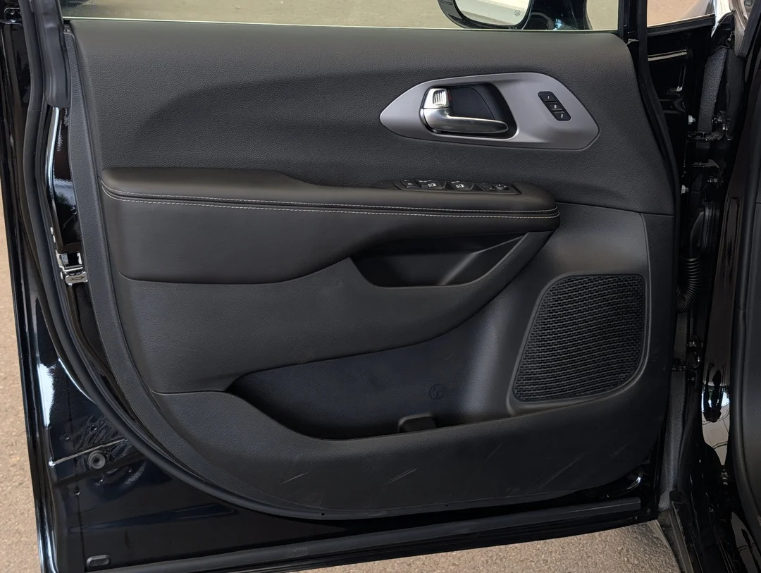 New 2027 Black Chrysler Select - - FWD - Stow n Go Seating - Adaptive Cruise - Apple CarPlay & More! image 12