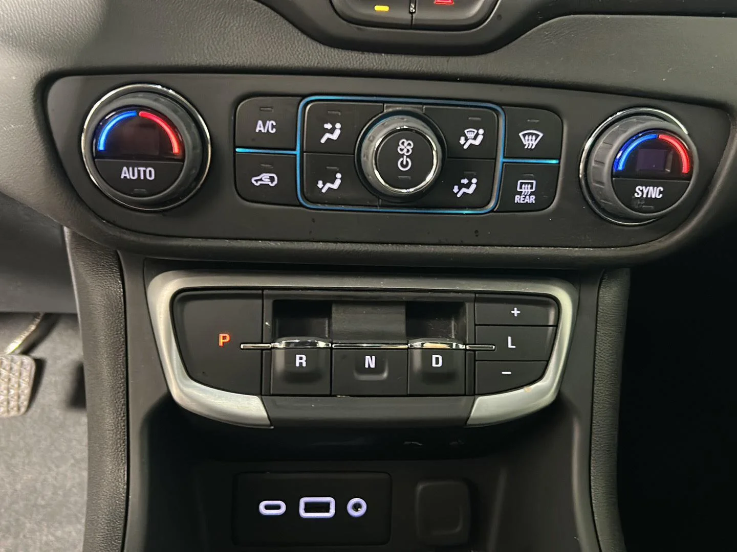 Used 2024 Summit White GMC SLE image 19