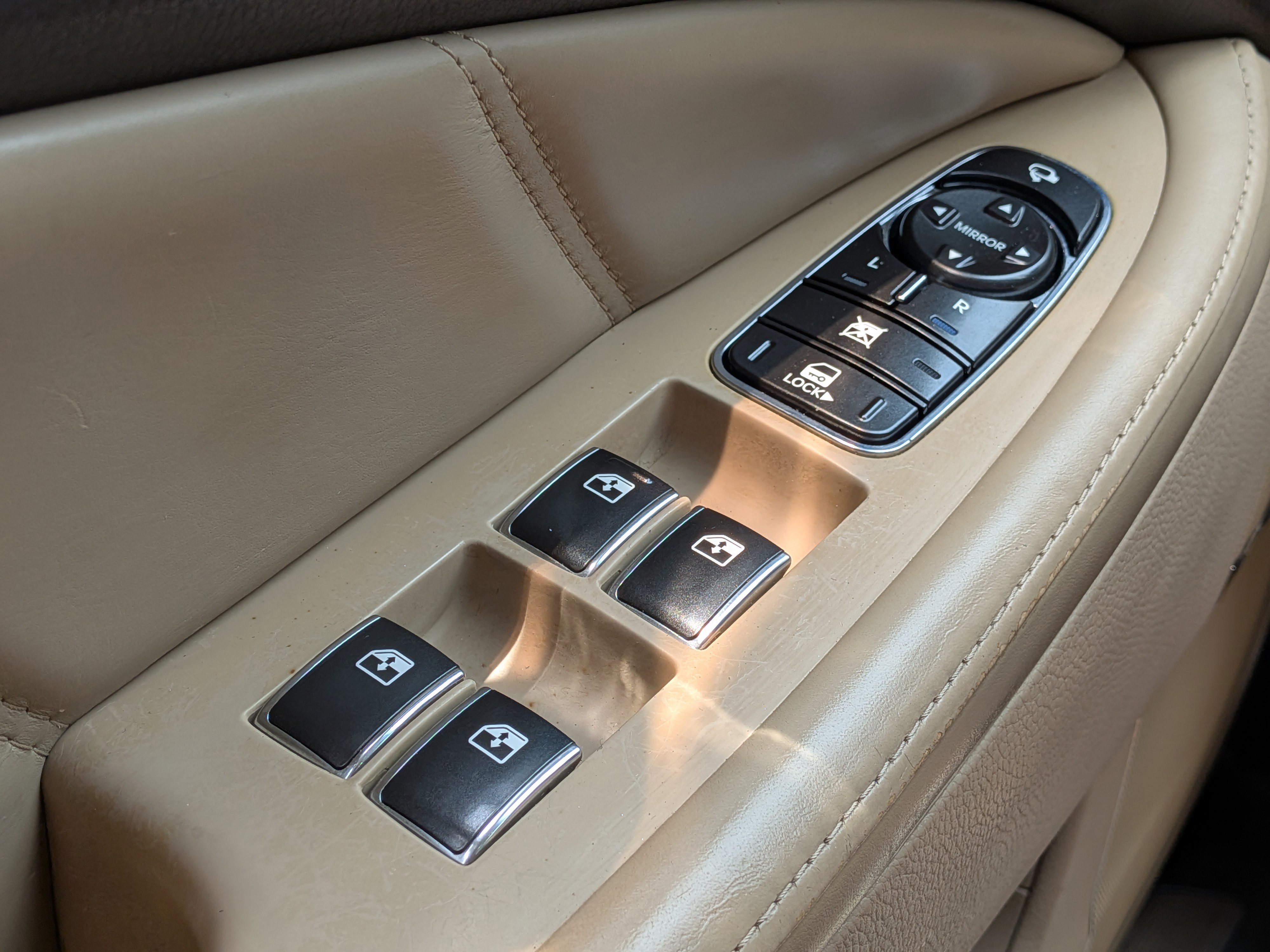 Used 2012 White Satin Pearl Hyundai Signature image 22