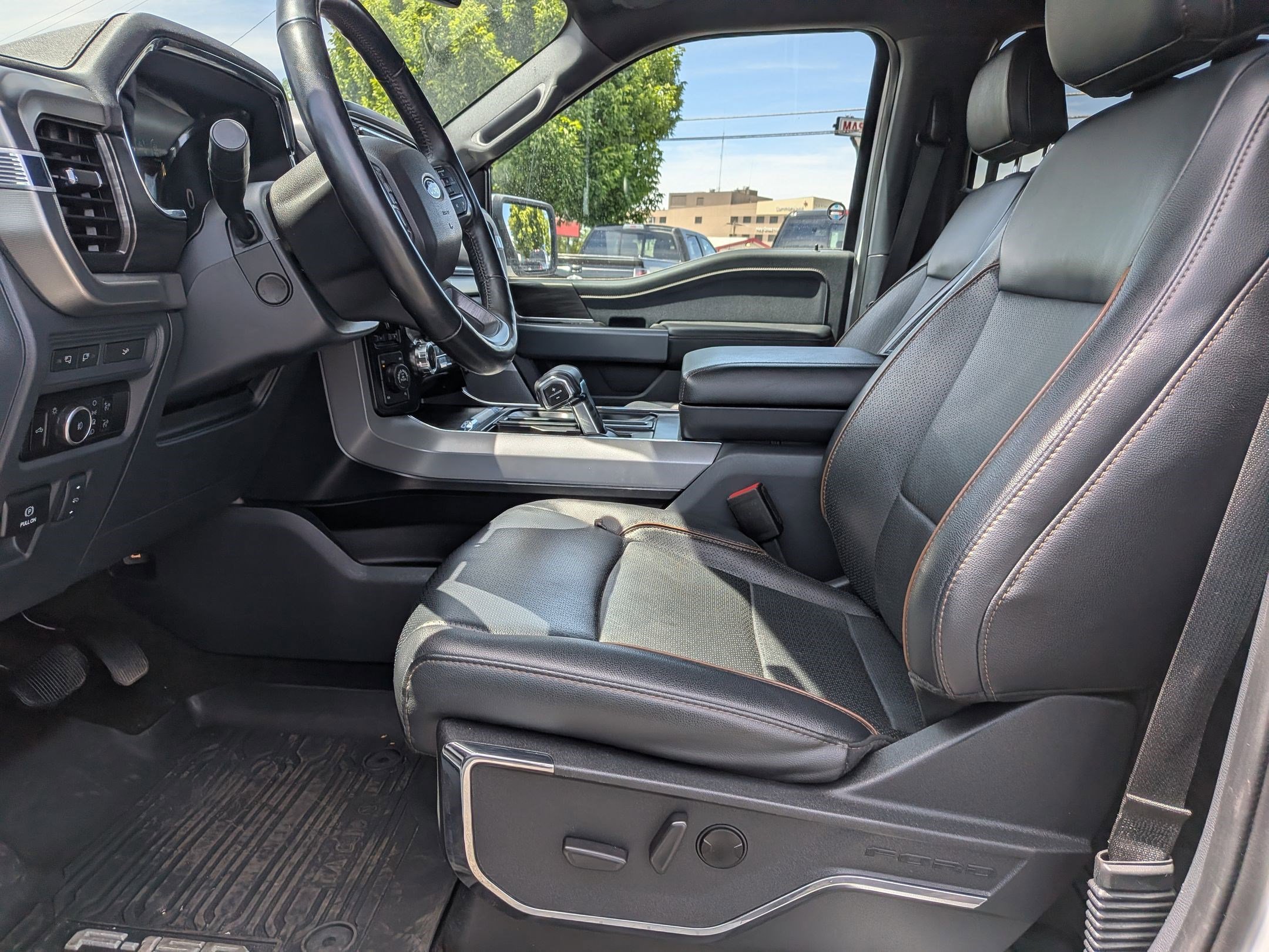 Certified Used 2024 Oxford White Ford LARIAT image 16