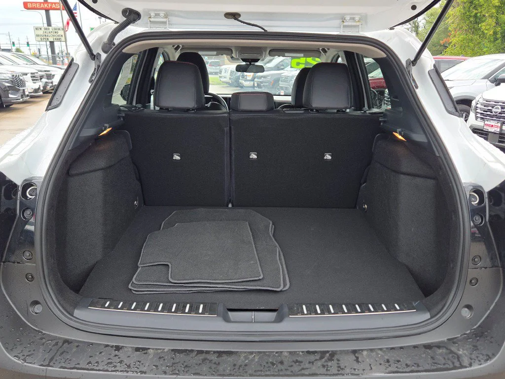 Used 2025 White Nissan SR image 15