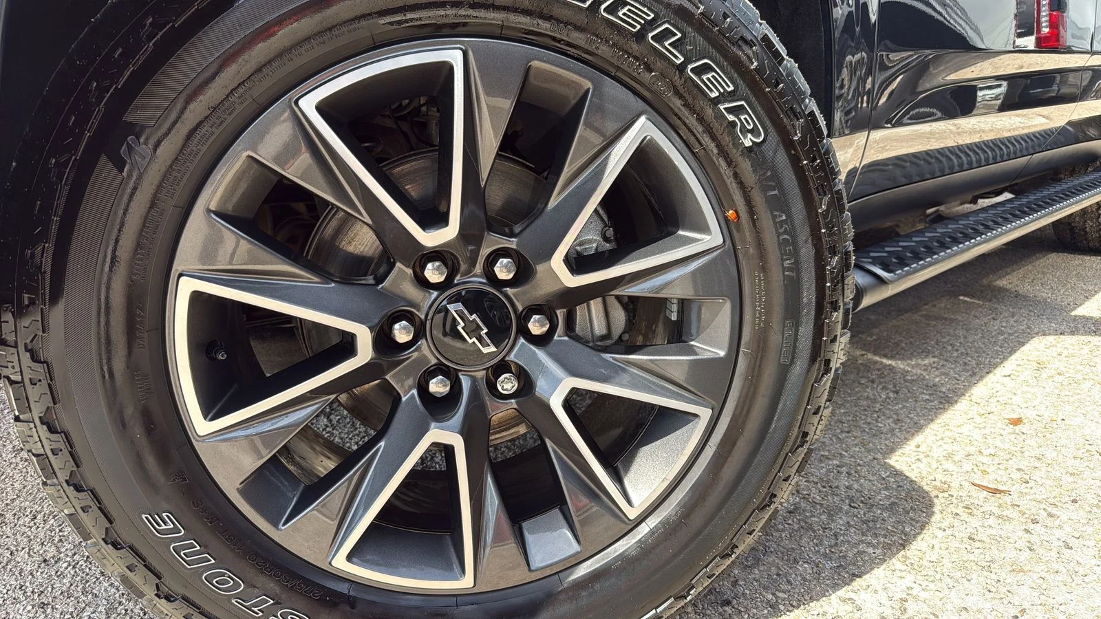 Used 2021 Gray Chevrolet Z71 image 29