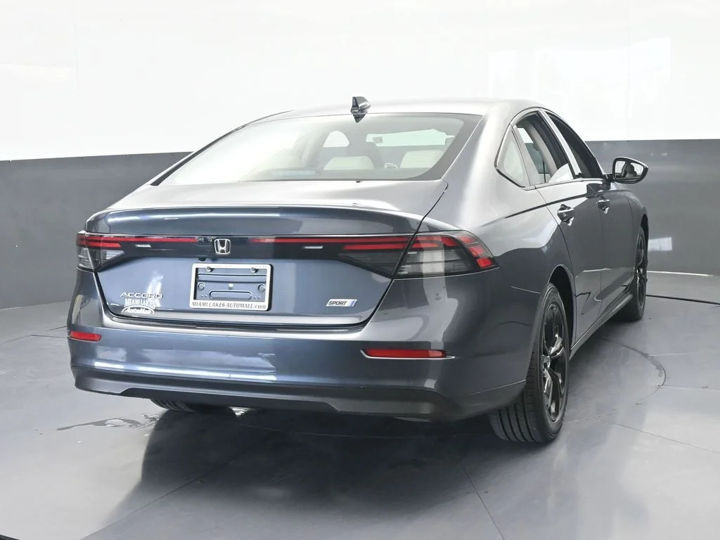 Used 2025 Gray Honda SE image 4