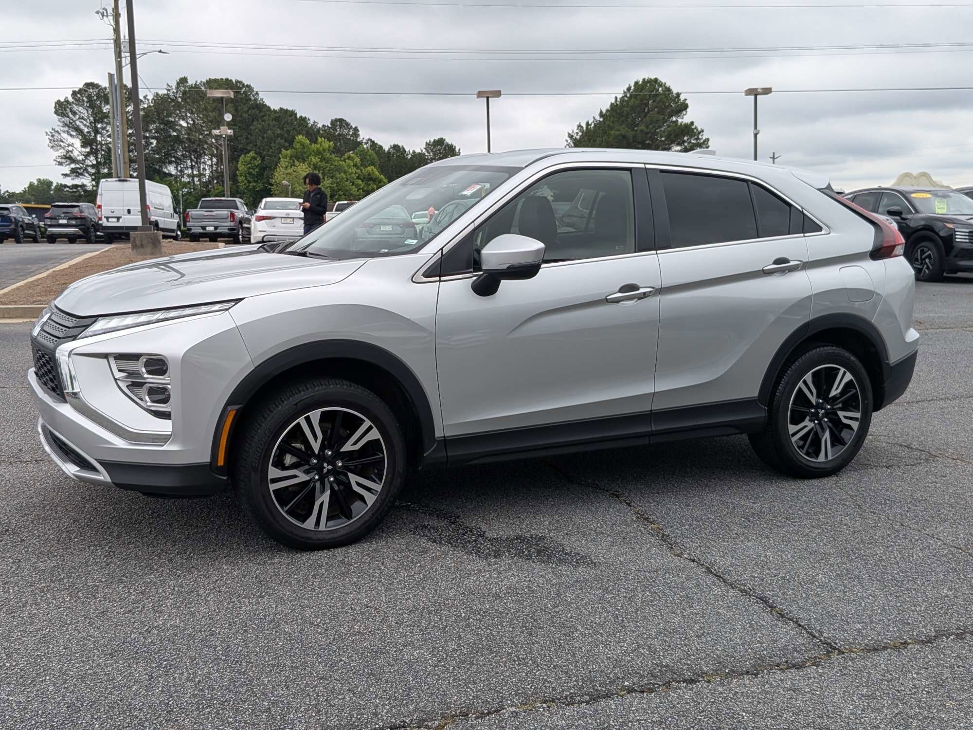 Used 2025 Silver Mitsubishi SE image 7