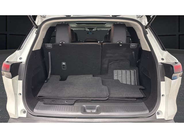 Used 2025 Majestic White INFINITI LUXE image 26
