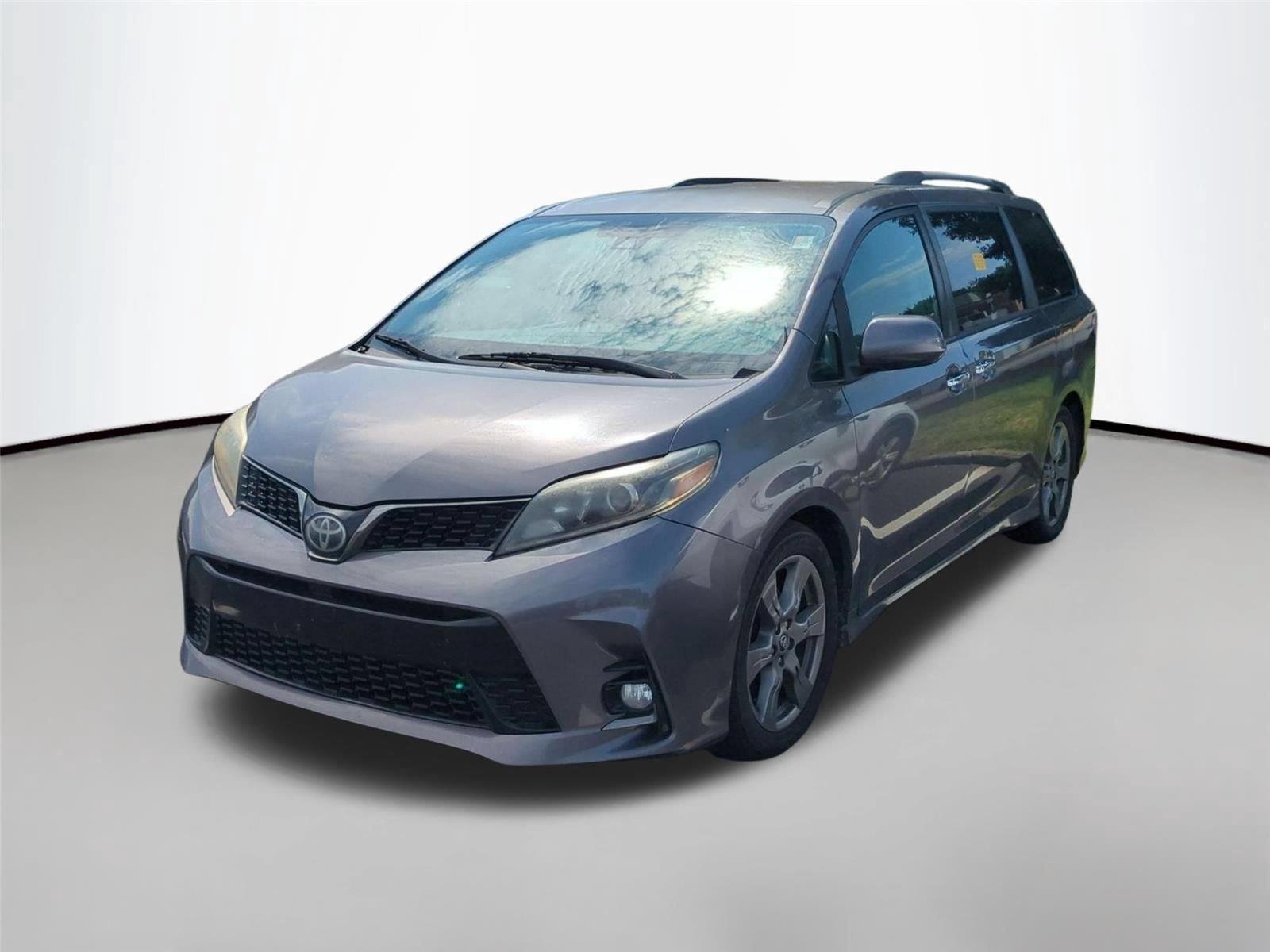 Used 2018  Toyota SE image 1