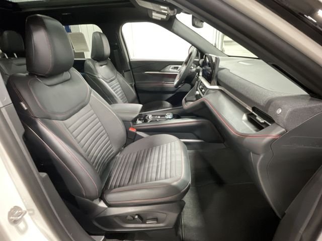 New 2026 Star White Metallic Tri-Coat Ford ST-Line image 31