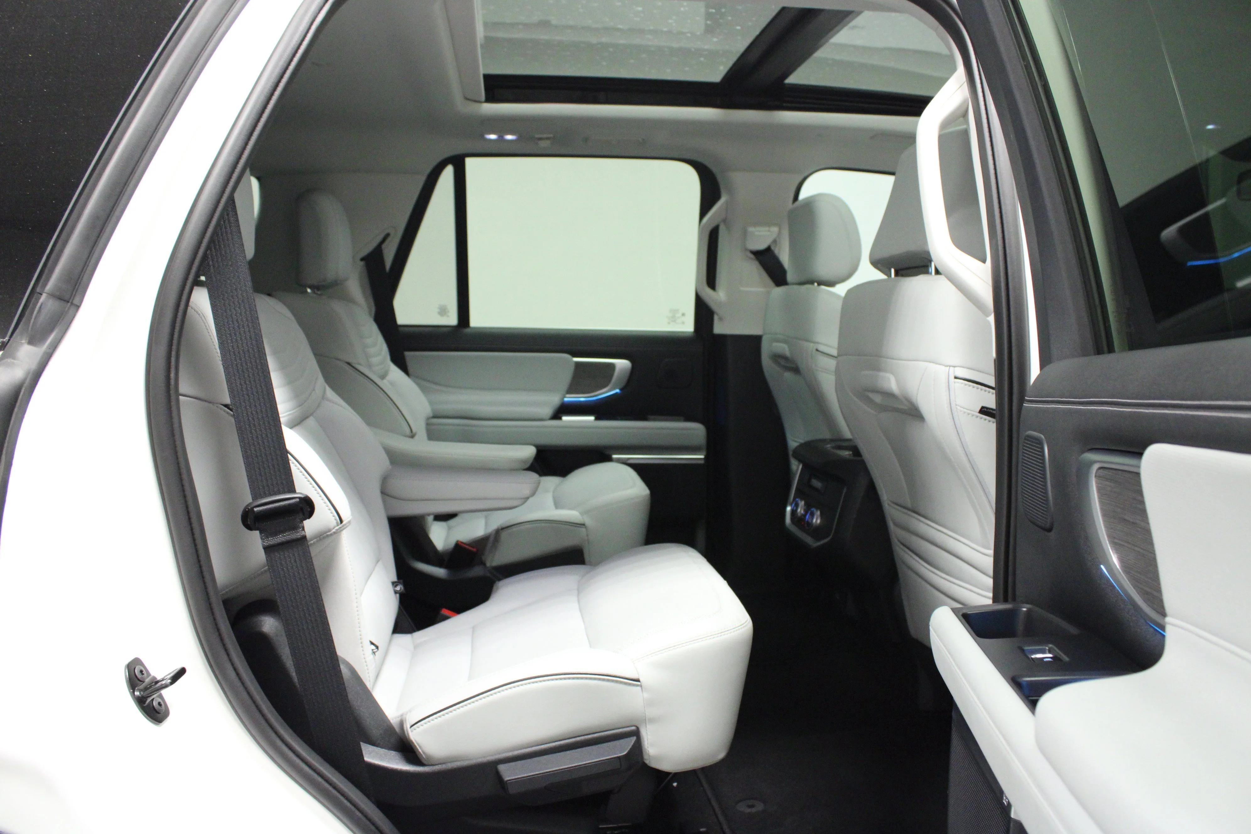 Used 2025 White Metallic Ford Platinum image 16