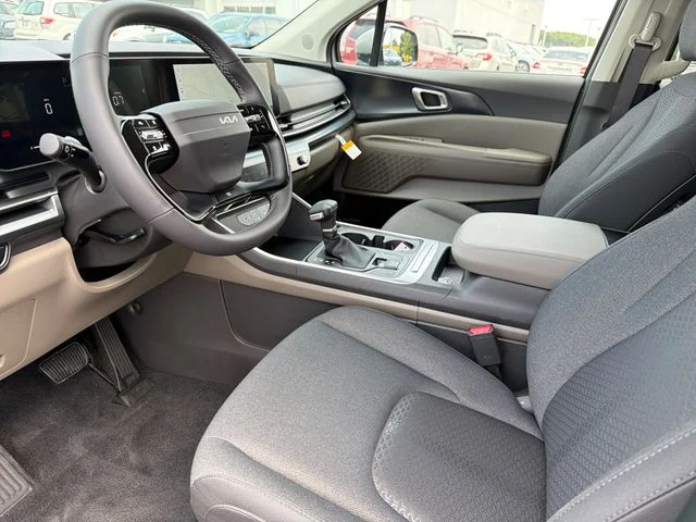 2027 Kia Carnival LX - Photo 16