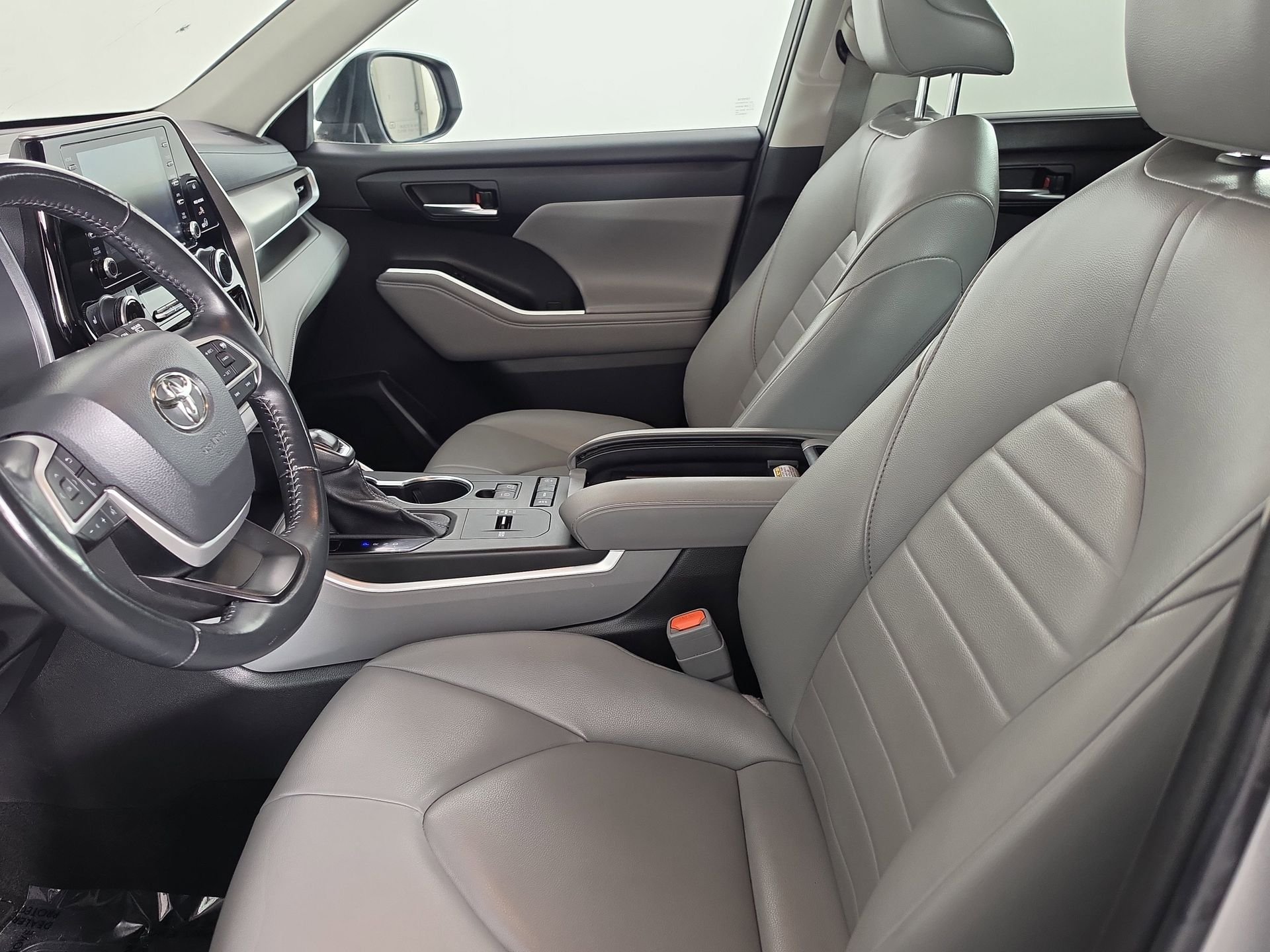 Used 2022 Silver Toyota XLE image 15