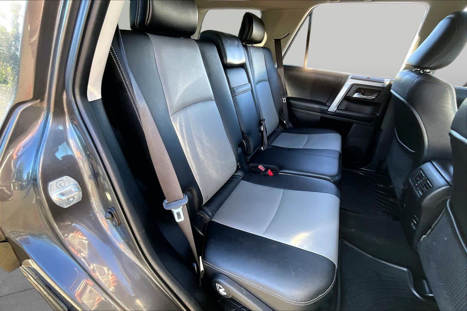 Used 2016 Magnetic Gray Metallic Toyota SR5 Premium image 19
