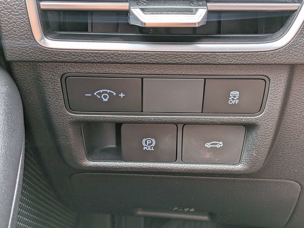Used 2025 Silver Hyundai SEL image 31