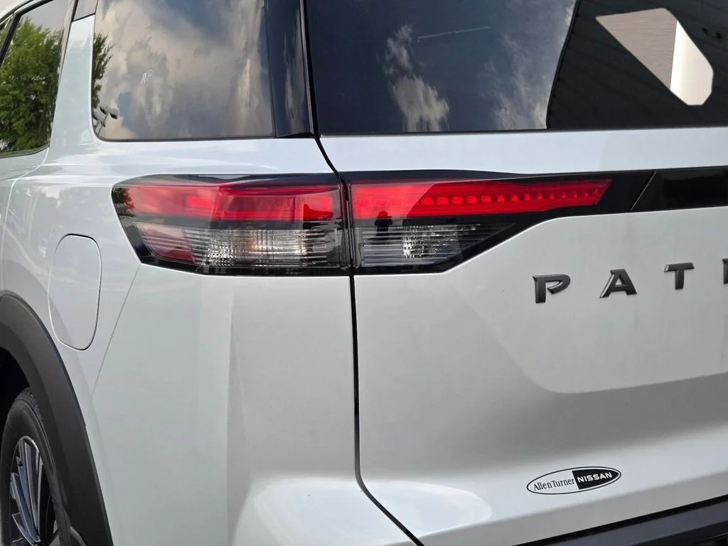New 2026 Everest White Pearl TriCoat / Super Black Two-tone Nissan Platinum image 11