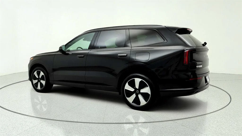 Used 2025 Onyx Black Metallic Volvo Twin Motor Performance Plus 6-Seater w/ Panoramic Roof image 7