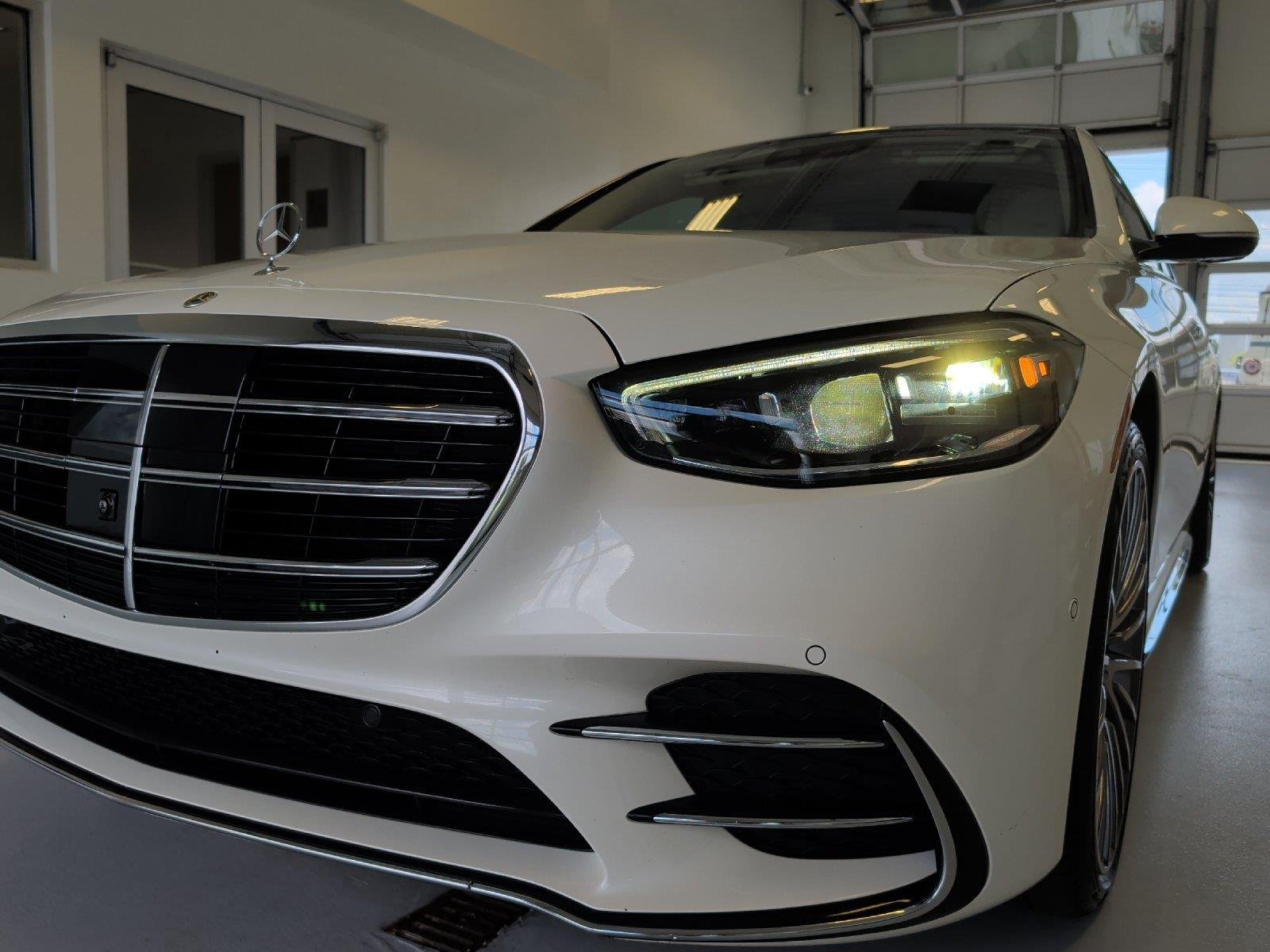 Used 2023 MANUFAKTUR Diamond White Mercedes-Benz S 580 image 11