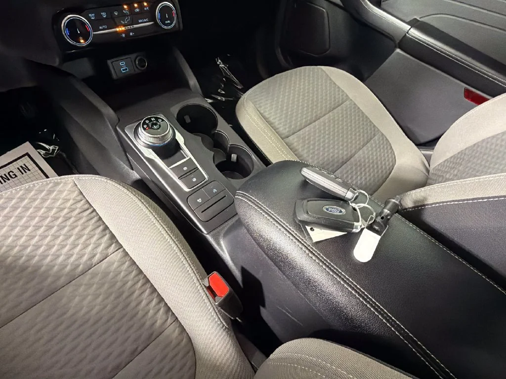 Used 2022  Ford SE image 26