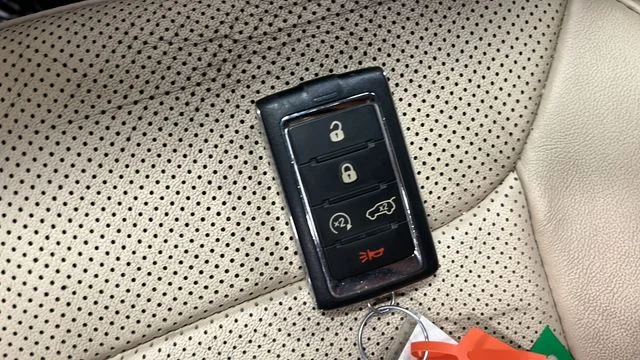 Used 2022 Diamond Black Jeep Limited image 20