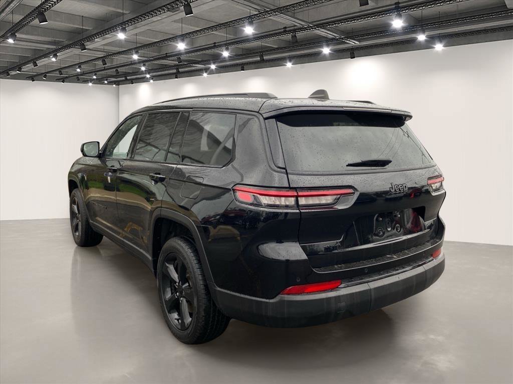Used 2023 Diamond Black Crystal Pearlcoat Jeep Altitude image 5