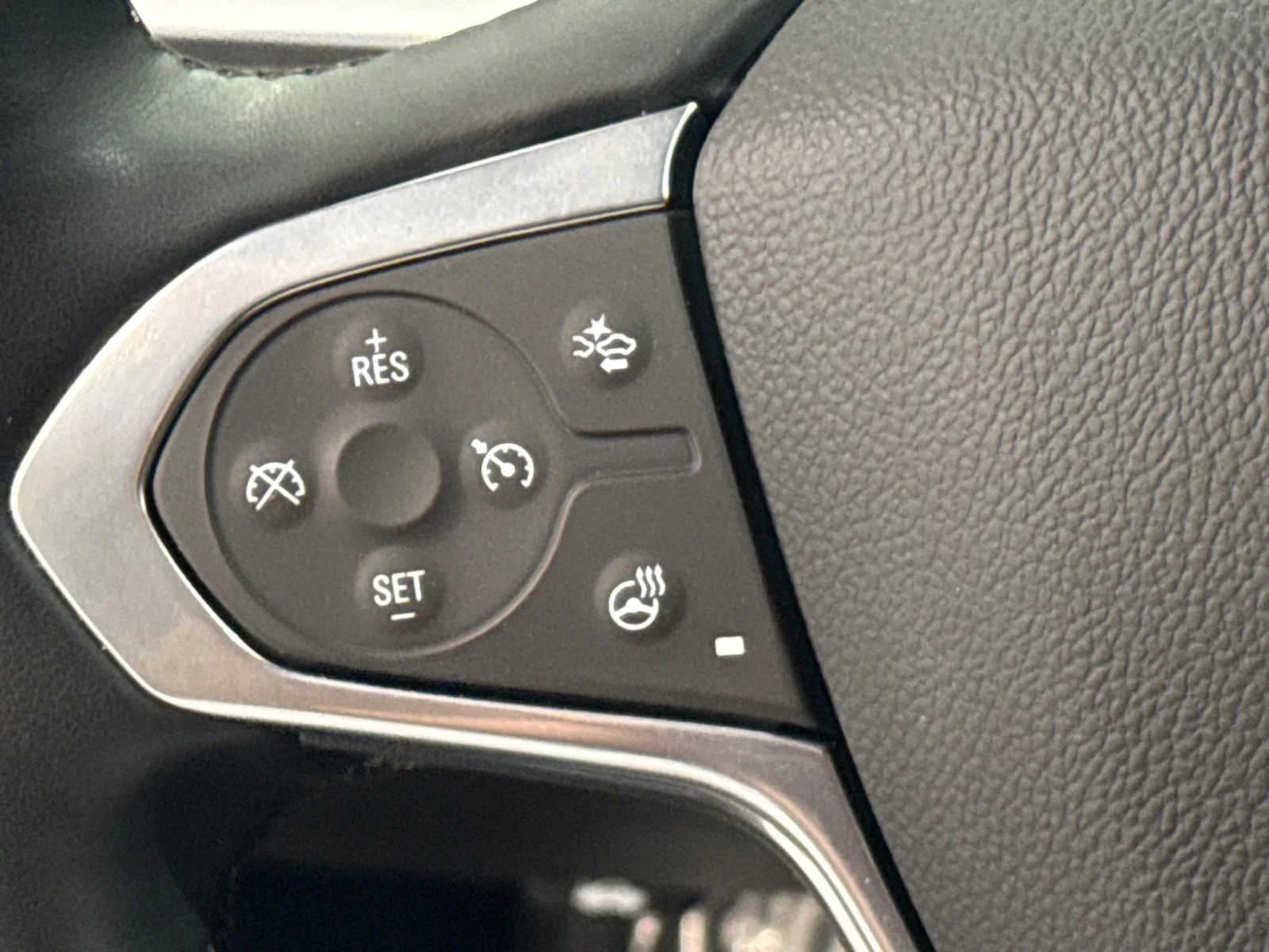 Used 2023 Iridescent Pearl Tricoat Chevrolet Premier FWD image 28
