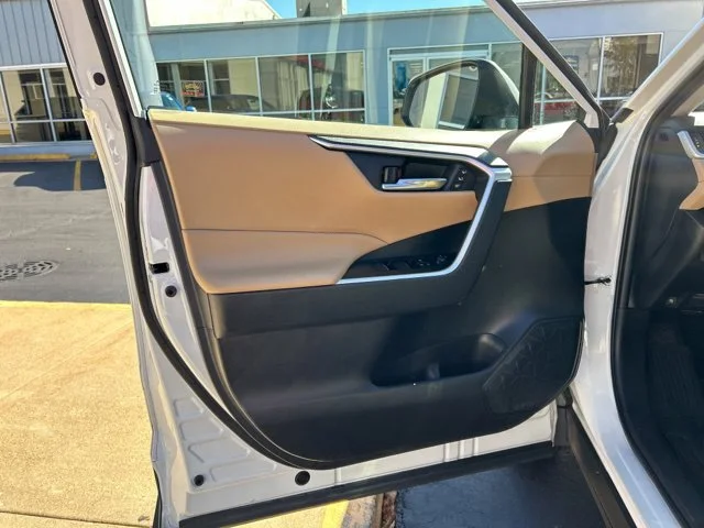 Used 2022 White Toyota XLE Premium image 27