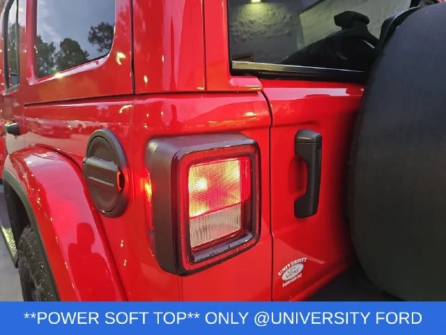 Used 2023 Red Jeep Altitude image 31